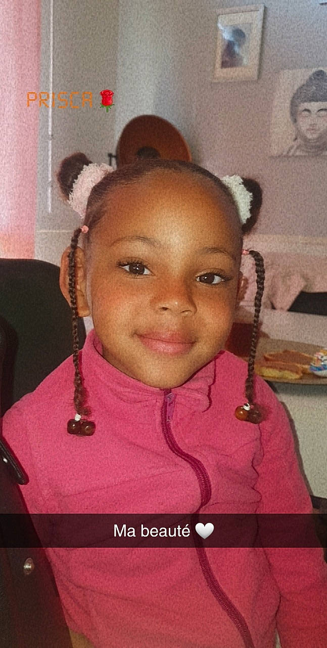 Djaelis a rejoint le concours — aidez-le/la à gagner de superbes lots ! audio_equipment, black_hair, cheek, child, chin, ear, earrings, eyebrow, eyelash, forehead, fun, hairstyle, happy, hearing, jewellery, joy, lip, nose, person, skin