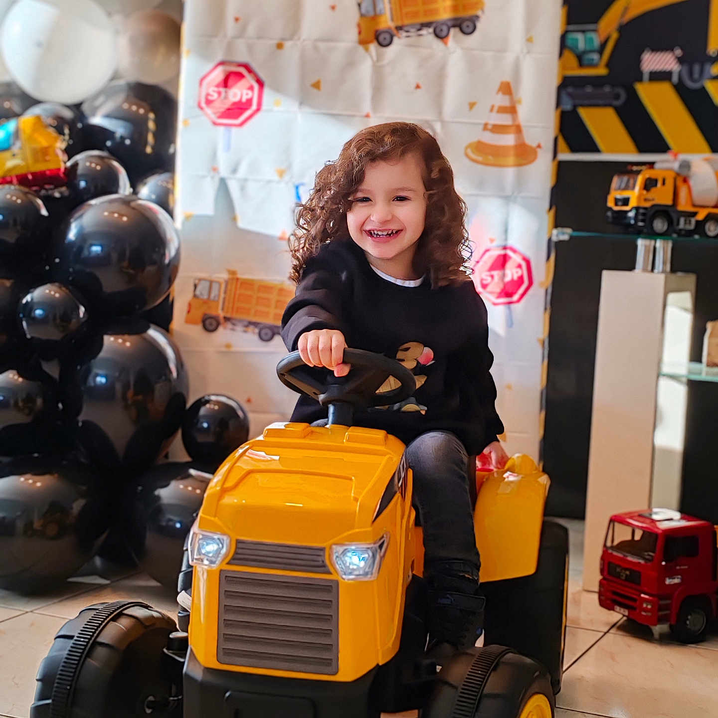 Lucas a rejoint le concours — aidez-le/la à gagner de superbes lots ! balloon, child, clothing, face, female, girl, glove, grass, head, helmet, machine, person, photography, portrait, sphere, tractor, transportation, truck, vehicle, wheel