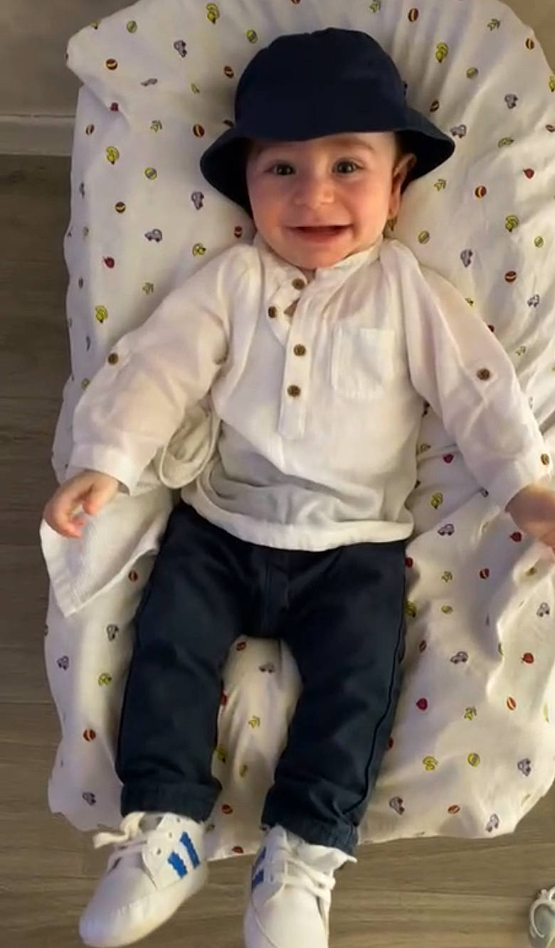 Osman participe au concours pour gagner de l'argent avec cette photo : baby, baby_products, baby_toddler_clothing, child, collar, costume_hat, fashion_accessory, fun, happy, hat, headwear, joy, pattern, person, play, sitting, sleeve, smile, sock, sun_hat