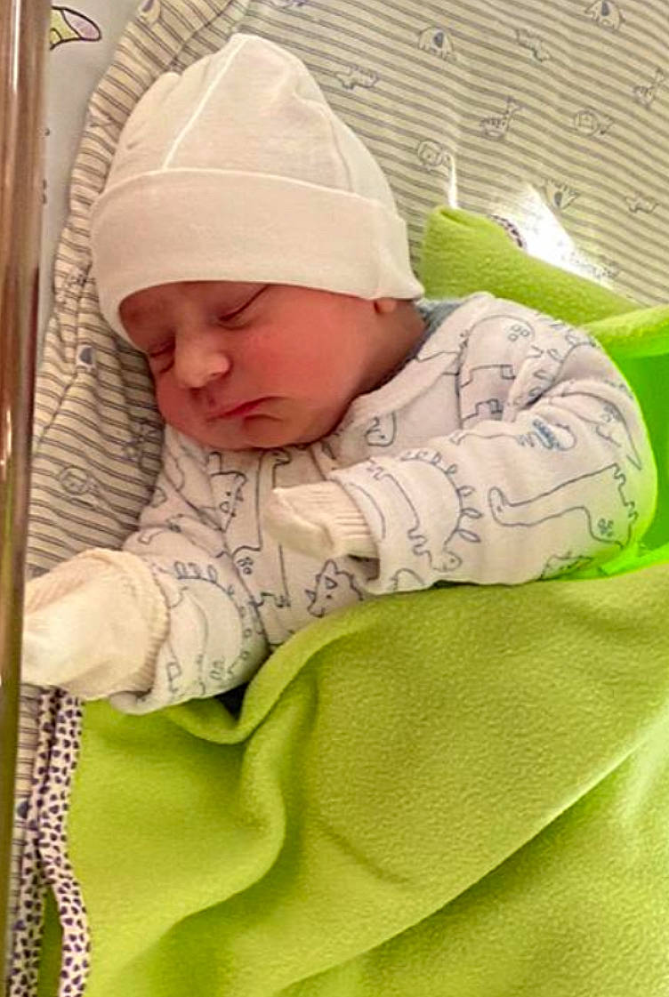 Osman participe au concours pour gagner de l'argent avec cette photo : baby, baby_products, baby_safety, baby_sleeping, baby_toddler_clothing, bedding, bedtime, cap, child, comfort, head, headwear, linens, nap, person, room, sleep, sleeve, textile, toddler