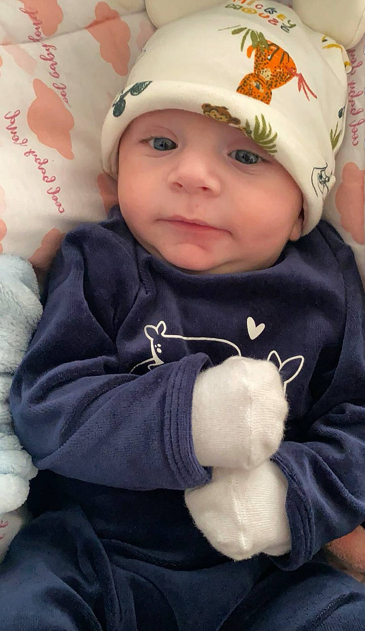 Osman participe au concours pour gagner de l'argent avec cette photo : baby, baby_toddler_clothing, beanie, cap, cheek, child, cool, eye, face, fashion_accessory, gesture, happy, headgear, headwear, lip, mammal, person, skin, sleeve, toddler