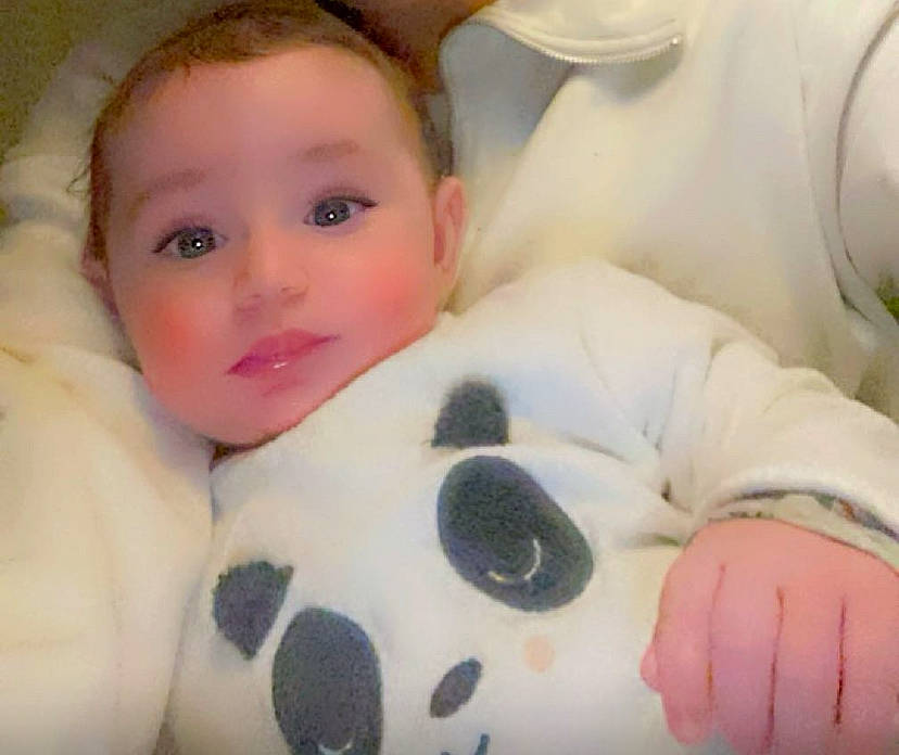 Osman participe au concours pour gagner de l'argent avec cette photo : baby, baby_toddler_clothing, cheek, comfort, eyelash, fawn, finger, fur, hand, happy, linens, mammal, nose, person, pink, skin, stuffed_toy, toddler, toy, vertebrate