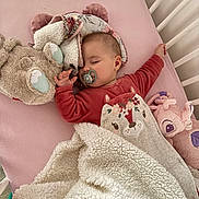 Zélya participe au concours pour gagner de l'argent avec cette photo : baby, sleeping, crib, blanket, plush_toy, pacifier, pink, soft, cozy, child, infant, cute, bed, comfort, rest, peaceful, toddler, toy, sleep, nap