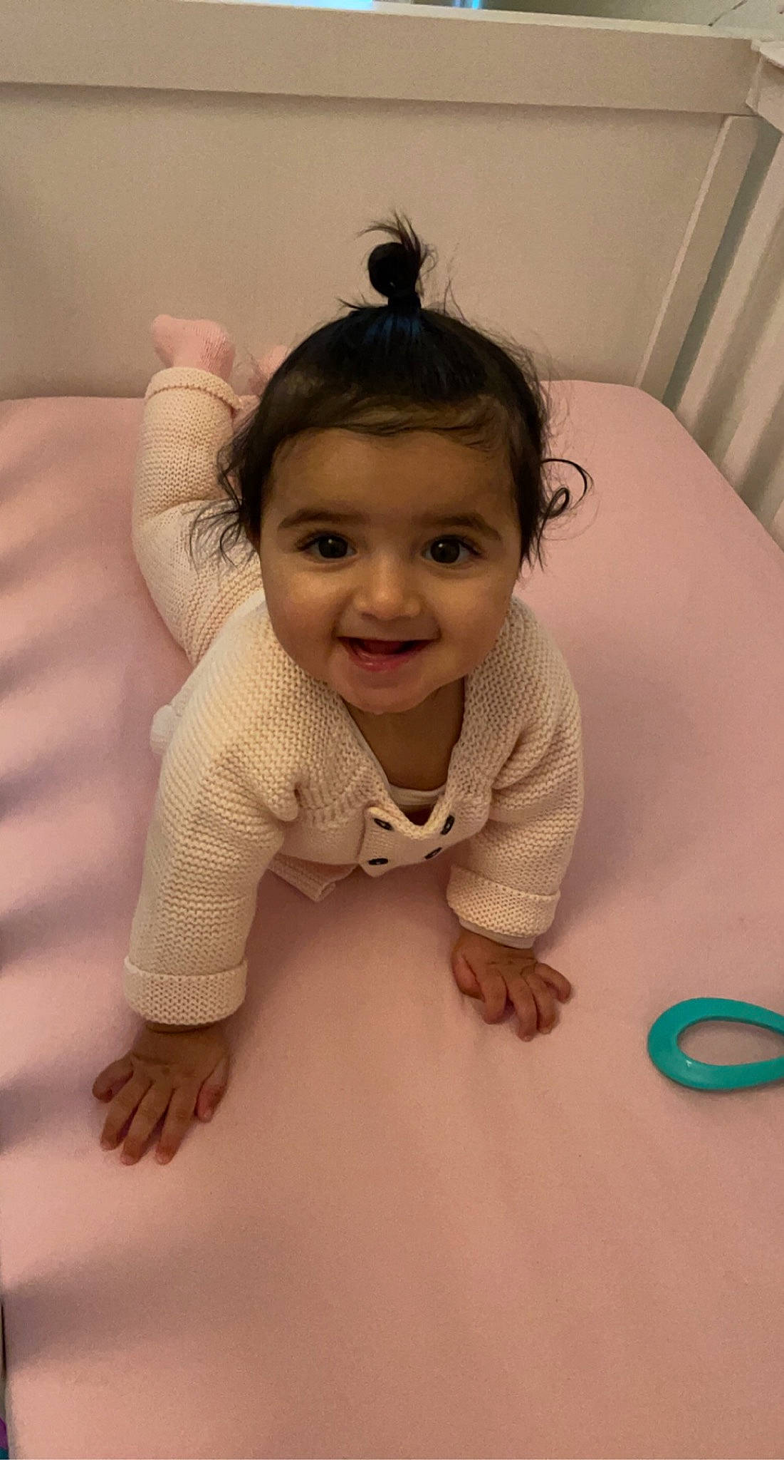 Alia a rejoint le concours — aidez-le/la à gagner de superbes lots ! arm, baby_toddler_clothing, cheek, chin, comfort, hair, hairstyle, hand, head, human_body, joy, leg, mammal, mouth, nose, person, product, skin, sleeve, smile