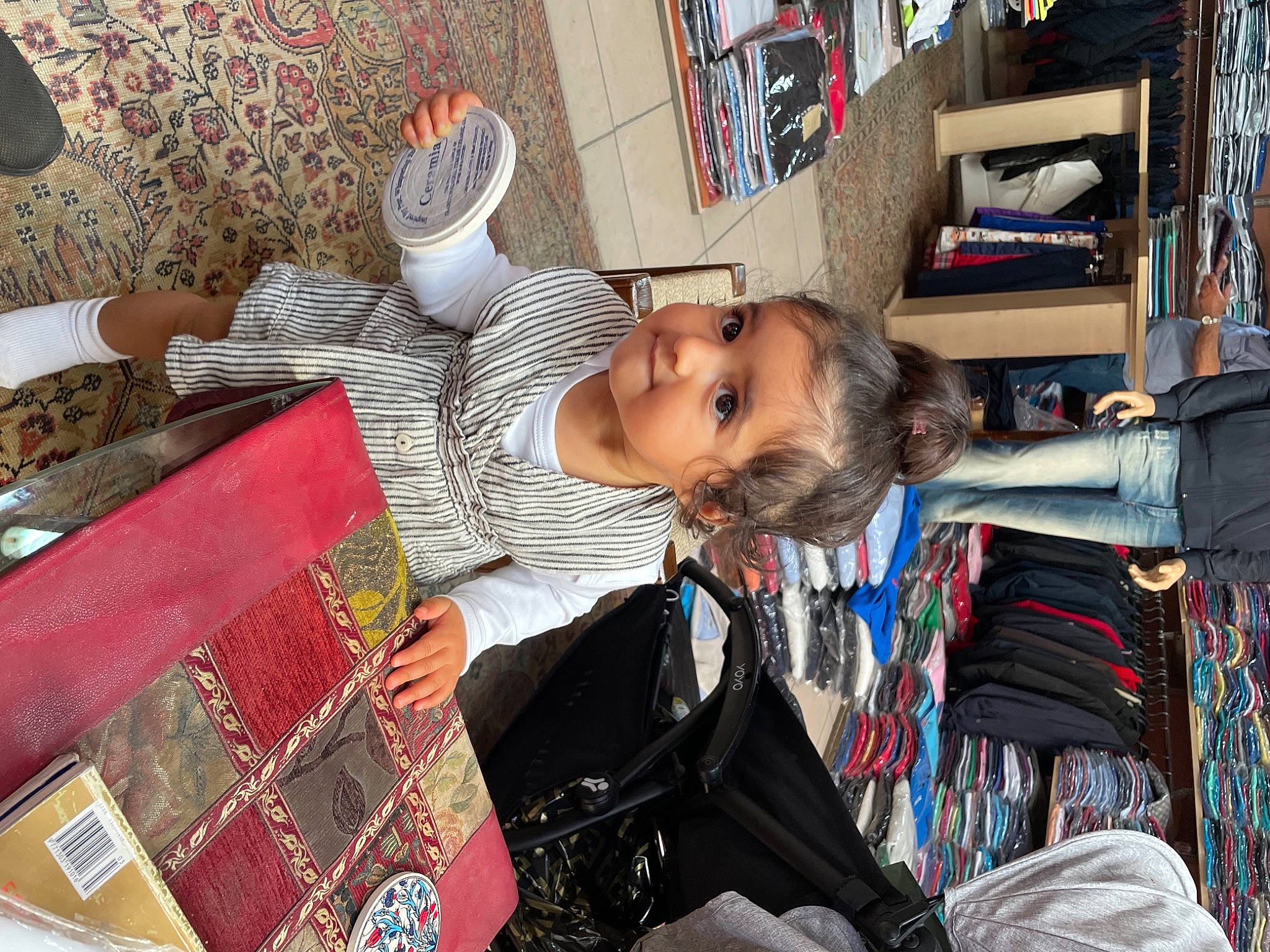 Alia participe au concours pour gagner de l'argent avec cette photo : bag, child, event, fun, happy, human, human_settlement, leisure, luggage_and_bags, pattern, person, public_space, room, sitting, smile, textile, toddler, town, travel, tree