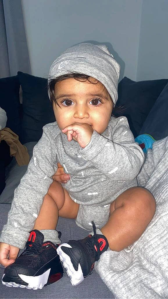 Alia a rejoint le concours — aidez-le/la à gagner de superbes lots ! arm, baby, baby_toddler_clothing, baseball_cap, cap, cheek, comfort, finger, headwear, iris, knee, lap, leg, mouth, person, skin, sleeve, sock, thigh, thumb