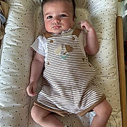 Levi a rejoint le concours — aidez-le/la à gagner de superbes lots ! baby, infant, child, romper, striped_clothing, dog_design, sneakers, socks, cushion, patterned_cushion, wooden_frame, lying_down, indoors, curious_expression, skin, face, hand, footwear, cute, comfortable