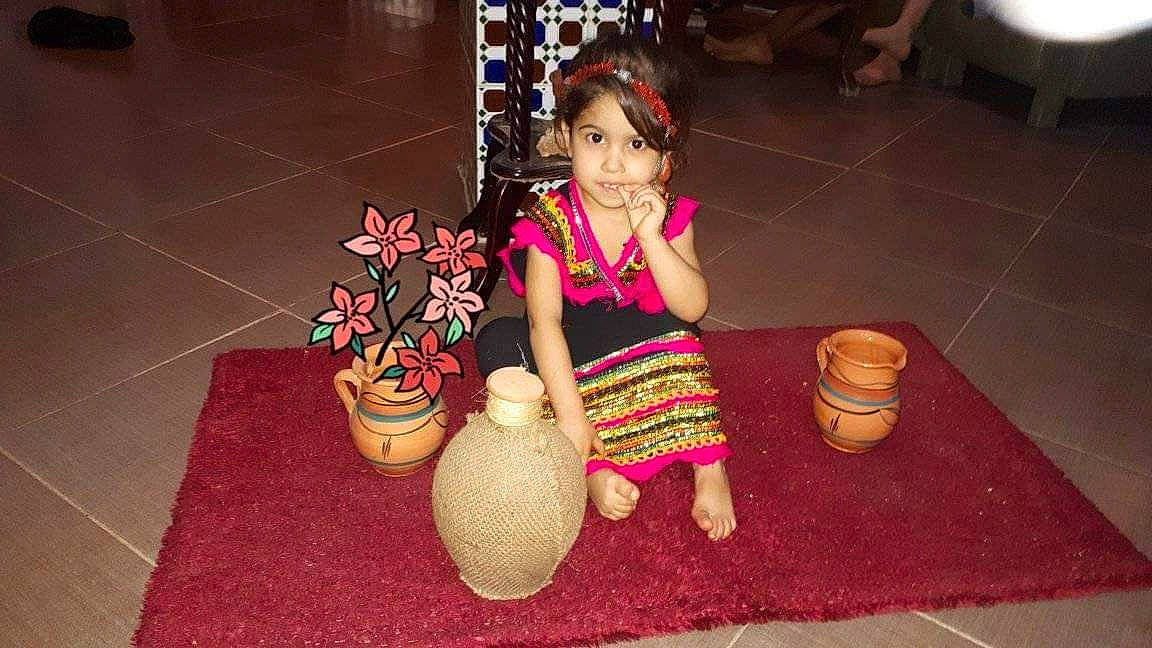 Ritaj a rejoint le concours — aidez-le/la à gagner de superbes lots ! child, event, floor, flooring, flower, foot, fun, hardwood, houseplant, human_leg, leisure, magenta, person, photograph, pink, plant, purple, room, snapshot, thigh