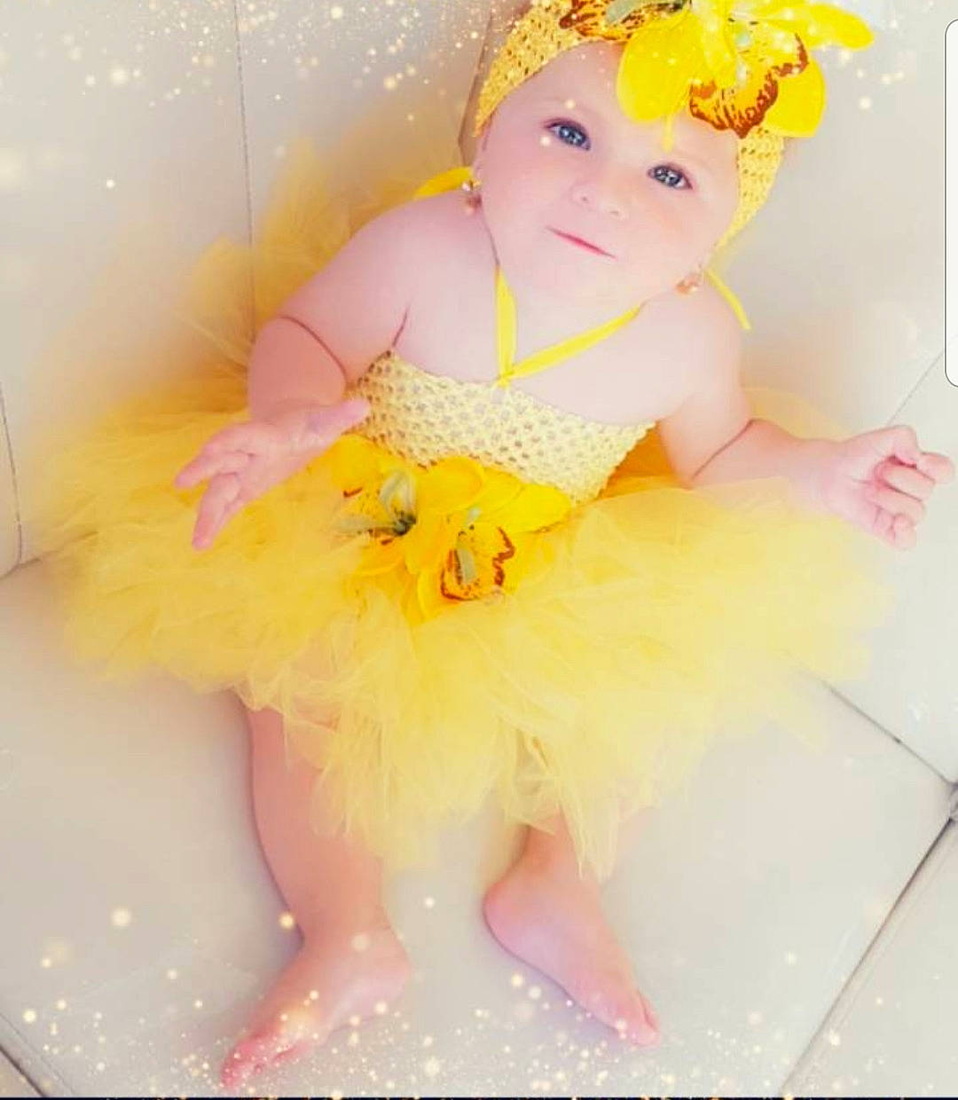 Keylina a rejoint le concours — aidez-le/la à gagner de superbes lots ! angel, baby, ballet_tutu, bathing, bathtub, child, costume, fictional_character, hair_accessory, headpiece, person, photography, pink, skin, smile, toddler, yellow