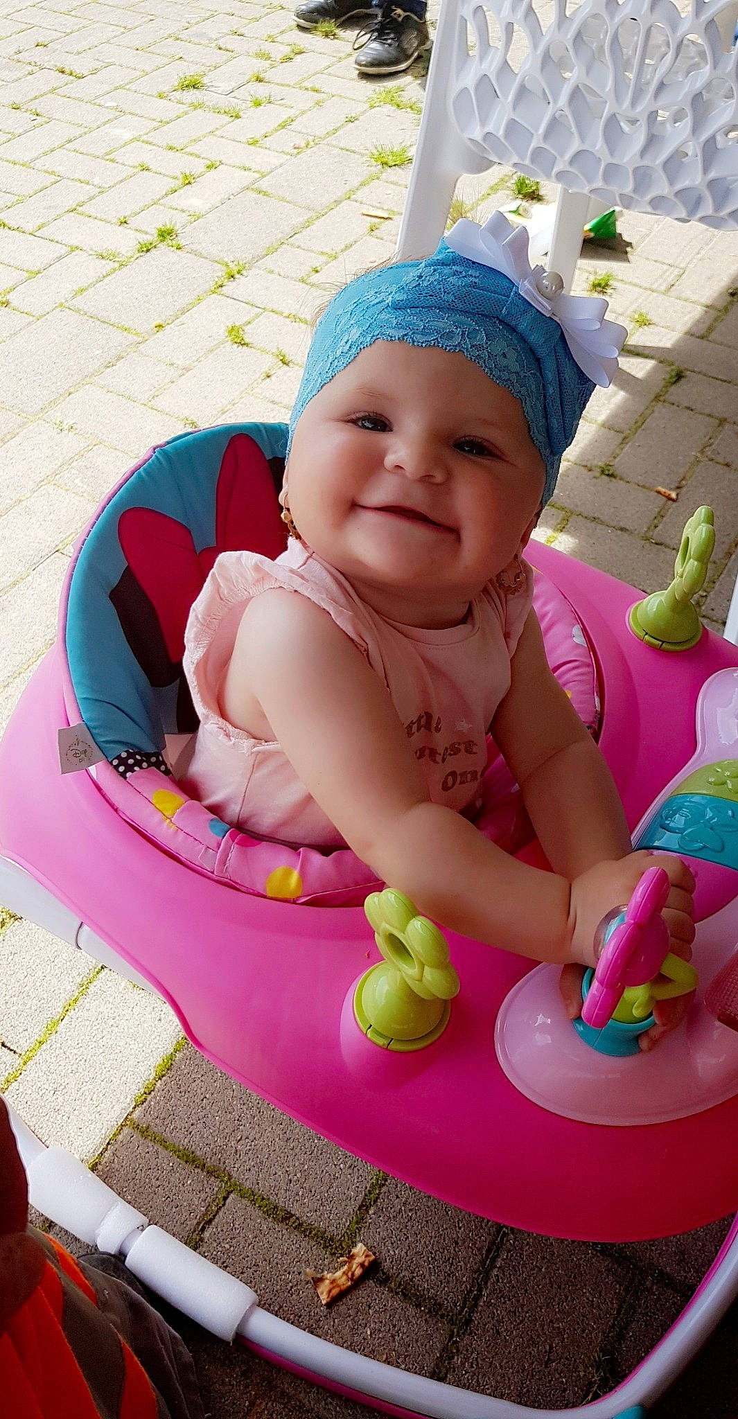 Keylina participe au concours pour gagner de l'argent avec cette photo : baby, child, person, pink, play, sun_hat, toddler