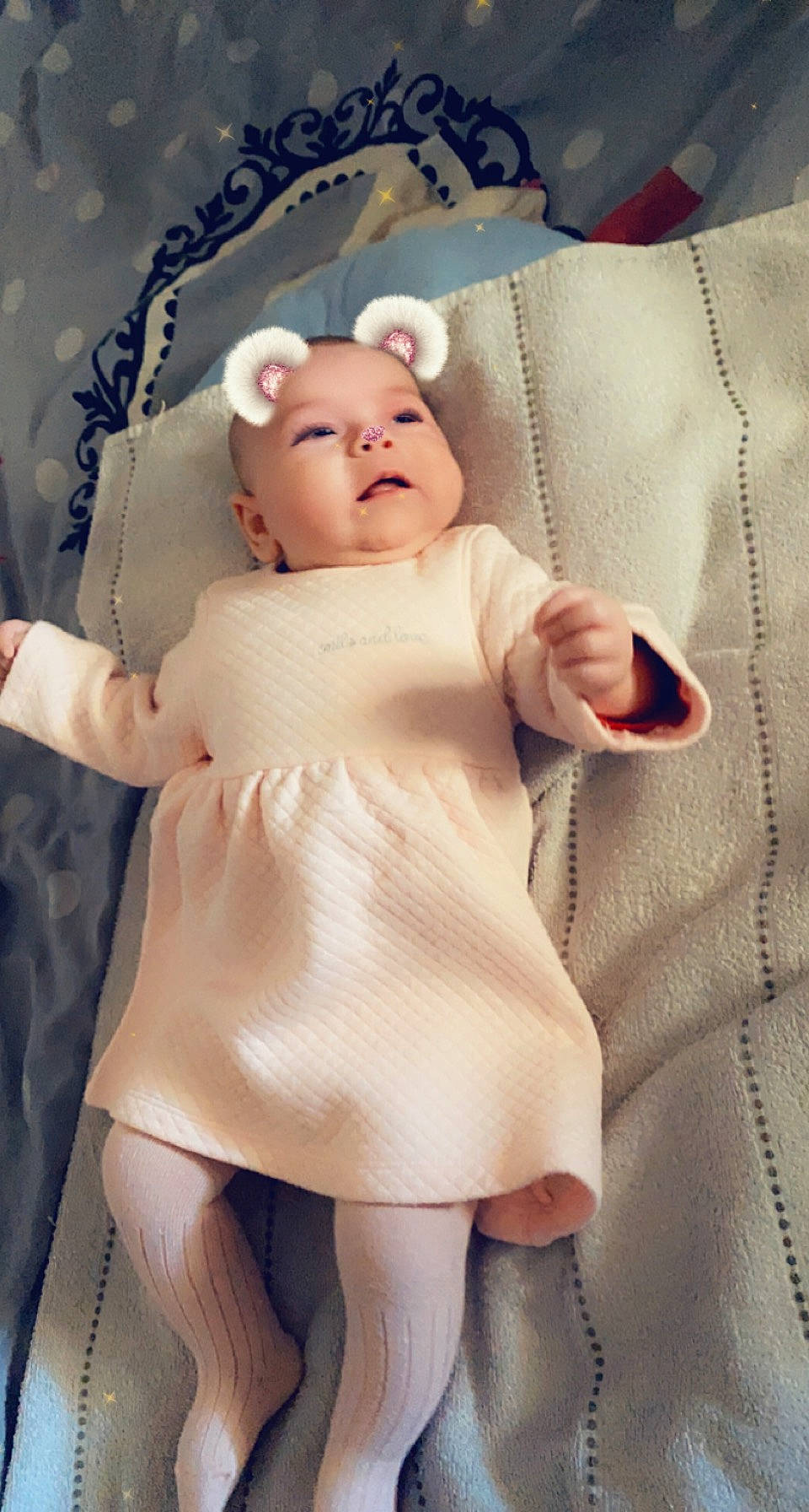Cloé participe au concours pour gagner de l'argent avec cette photo : arm, baby, baby_toddler_clothing, cheek, child, doll, eyelash, finger, hand, head, headwear, linens, lip, pattern, person, pink, skin, sleeve, thigh, toddler