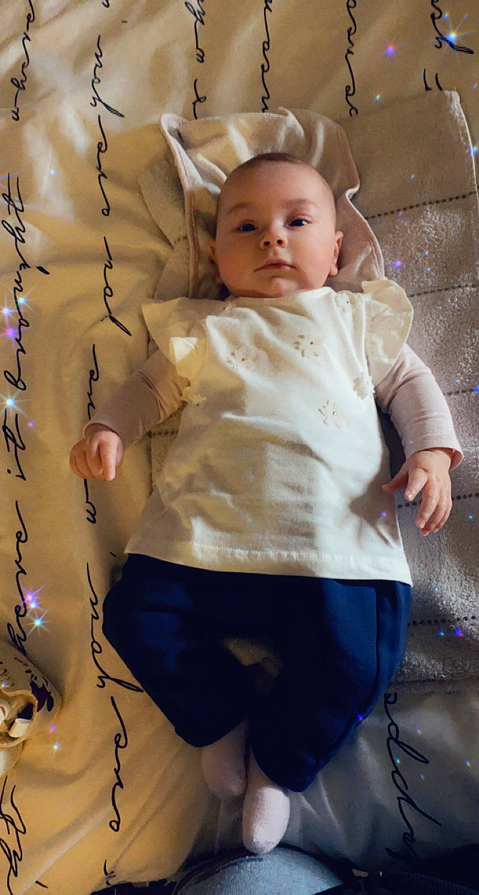 Cloé a rejoint le concours — aidez-le/la à gagner de superbes lots ! baby, baby_products, baby_toddler_clothing, cheek, child, fun, fur, happy, iris, linens, pattern, person, portrait_photography, room, shorts, sitting, sleeve, t_shirt, toddler, white