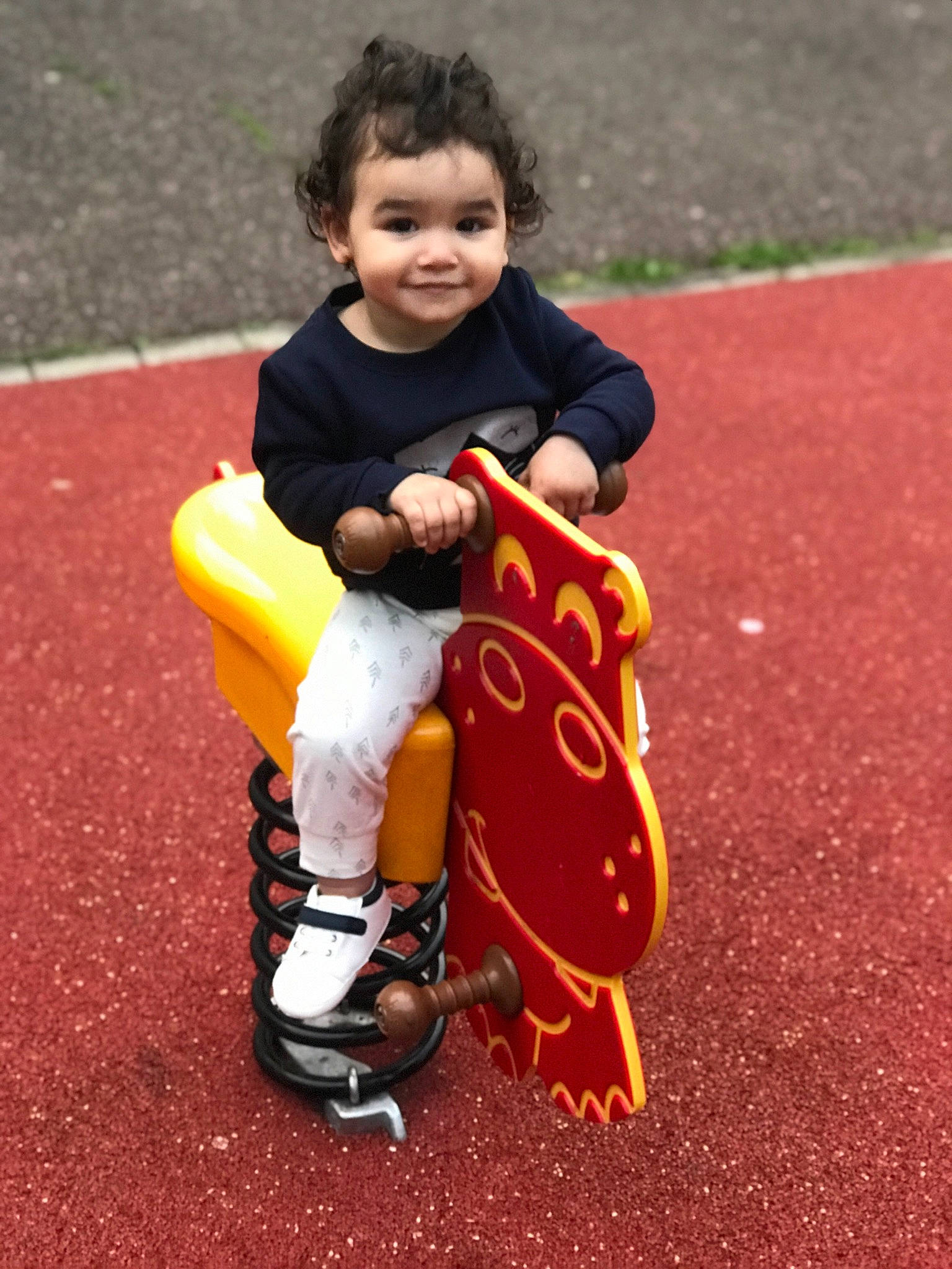 Jana a rejoint le concours — aidez-le/la à gagner de superbes lots ! child, footwear, fun, gesture, glove, grass, hand, happy, human_leg, joy, knee, leg, person, player, playground, recreation, shoe, sitting, smile, sneakers