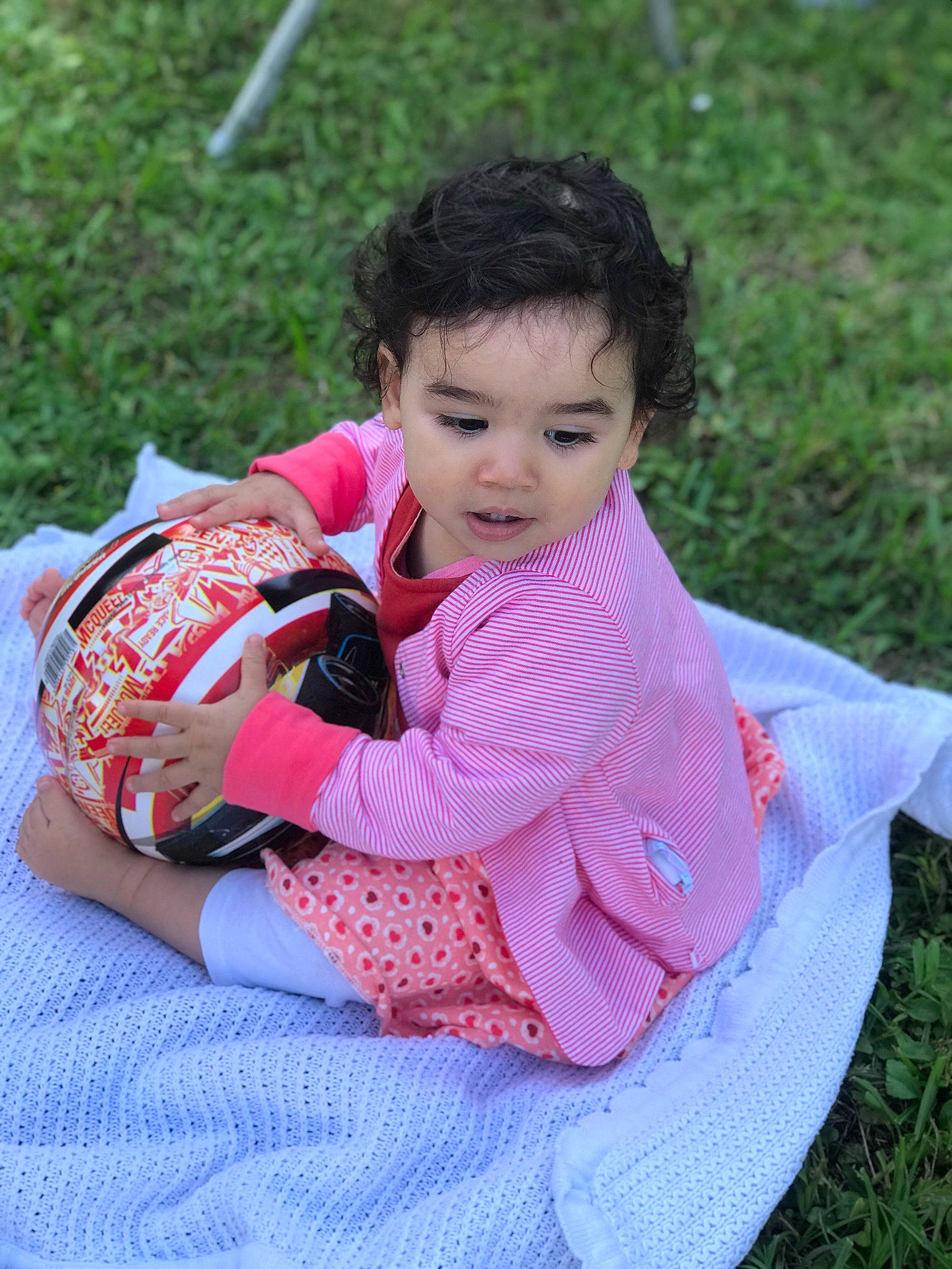 Jana participe au concours pour gagner de l'argent avec cette photo : baby, baby_products, baby_toddler_clothing, carmine, child, comfort, fun, grass, happy, lap, lawn, leisure, people_in_nature, person, pink, play, recreation, sitting, skin, toddler