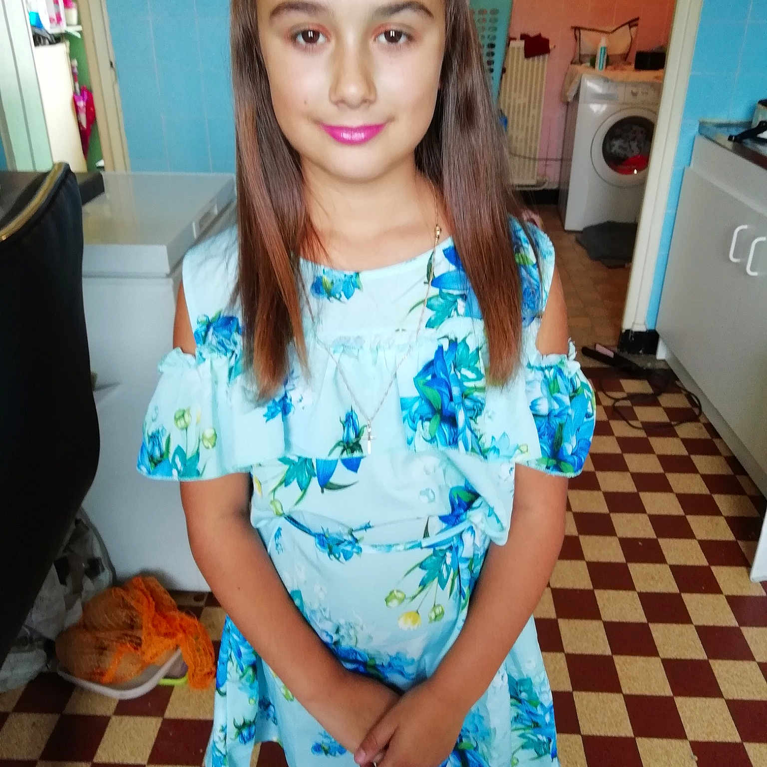 Océane participe au concours pour gagner de l'argent avec cette photo : beauty, blue, brown_hair, child, child_model, clothing, day, girl, hair, hairstyle, human_hair_color, joy, leg, long_hair, pattern, person, product, shoulder, skin, textile