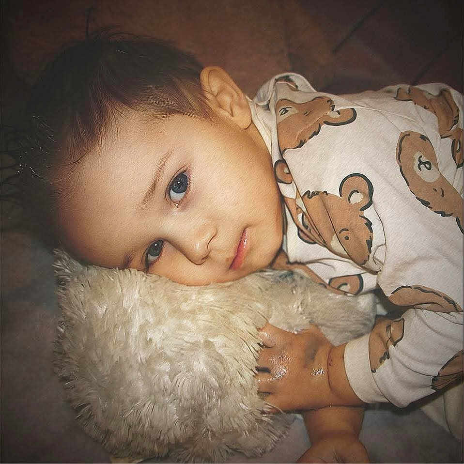 Mahël a rejoint le concours — aidez-le/la à gagner de superbes lots ! animal, baby, blanket, bodypart, canine, couch, crawling, cushion, face, finger, furniture, hand, happy, head, homedecor, newborn, person, photography, portrait, smile