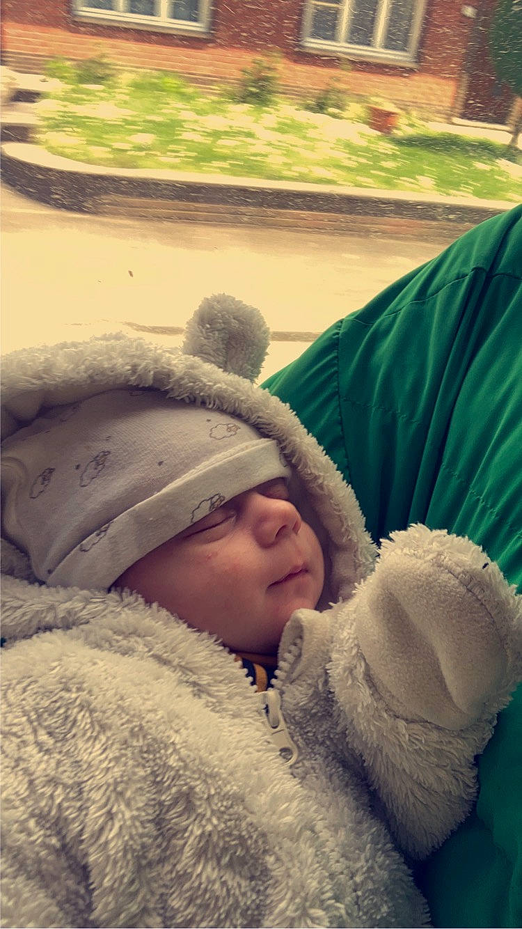 Mahël participe au concours pour gagner de l'argent avec cette photo : baby, cap, child, comfort, facial_expression, gesture, glasses, grass, green, happy, headwear, knit_cap, morning, person, plant, skin, snapshot, tints_and_shades, toddler, tree