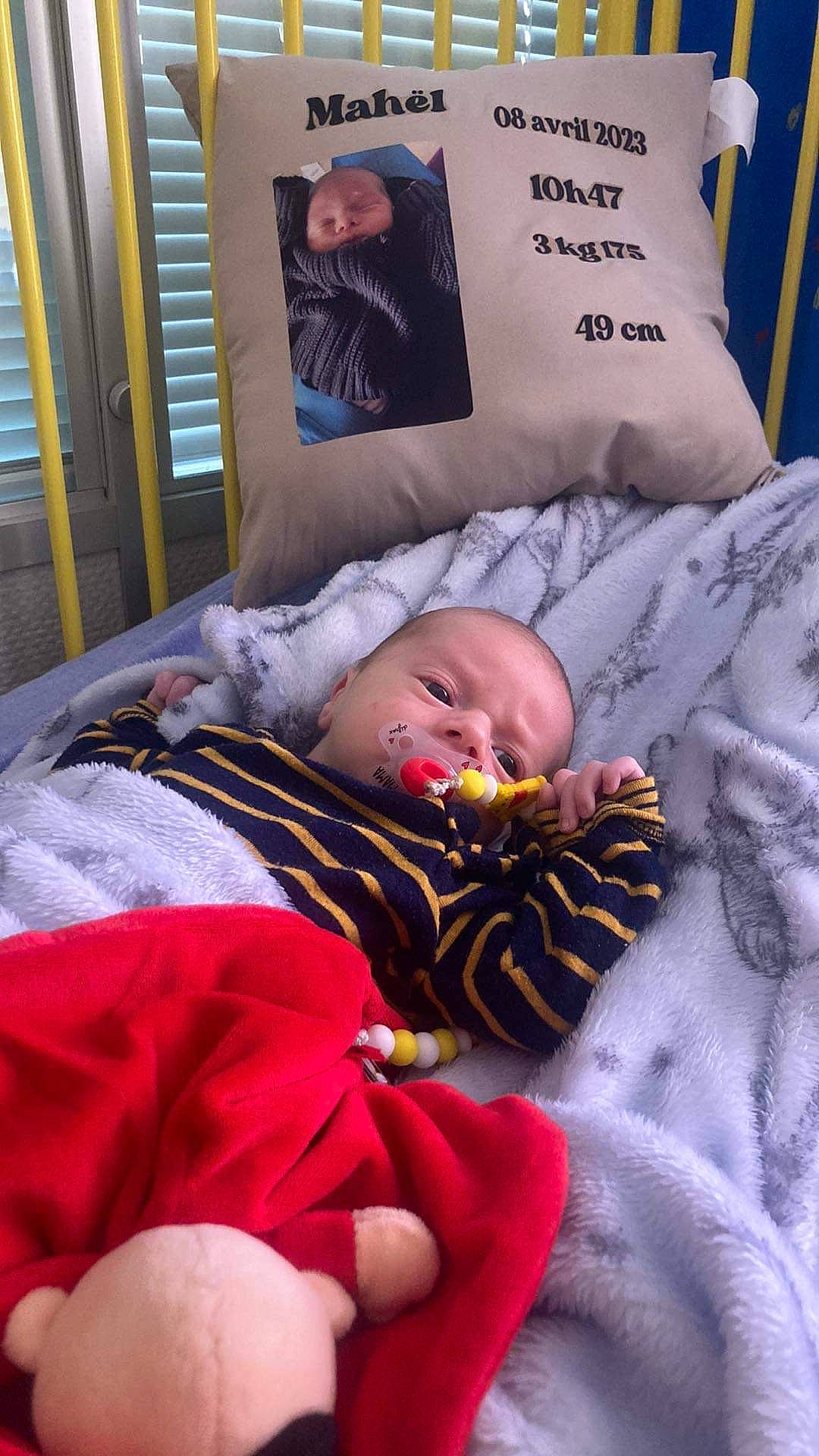 Mahël a rejoint le concours — aidez-le/la à gagner de superbes lots ! baby, baby_products, bed, bed_sheet, bedding, bedtime, blanket, child, comfort, door, flooring, foot, knee, linens, nap, pattern, person, room, sitting, sleep