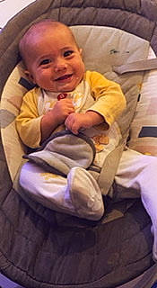 Juliann a rejoint le concours — aidez-le/la à gagner de superbes lots ! baby, baby_products, baby_toddler_clothing, car_seat, cheek, child, comfort, flooring, foot, fun, happy, joy, mouth, nose, person, play, room, sitting, sleeve, smile