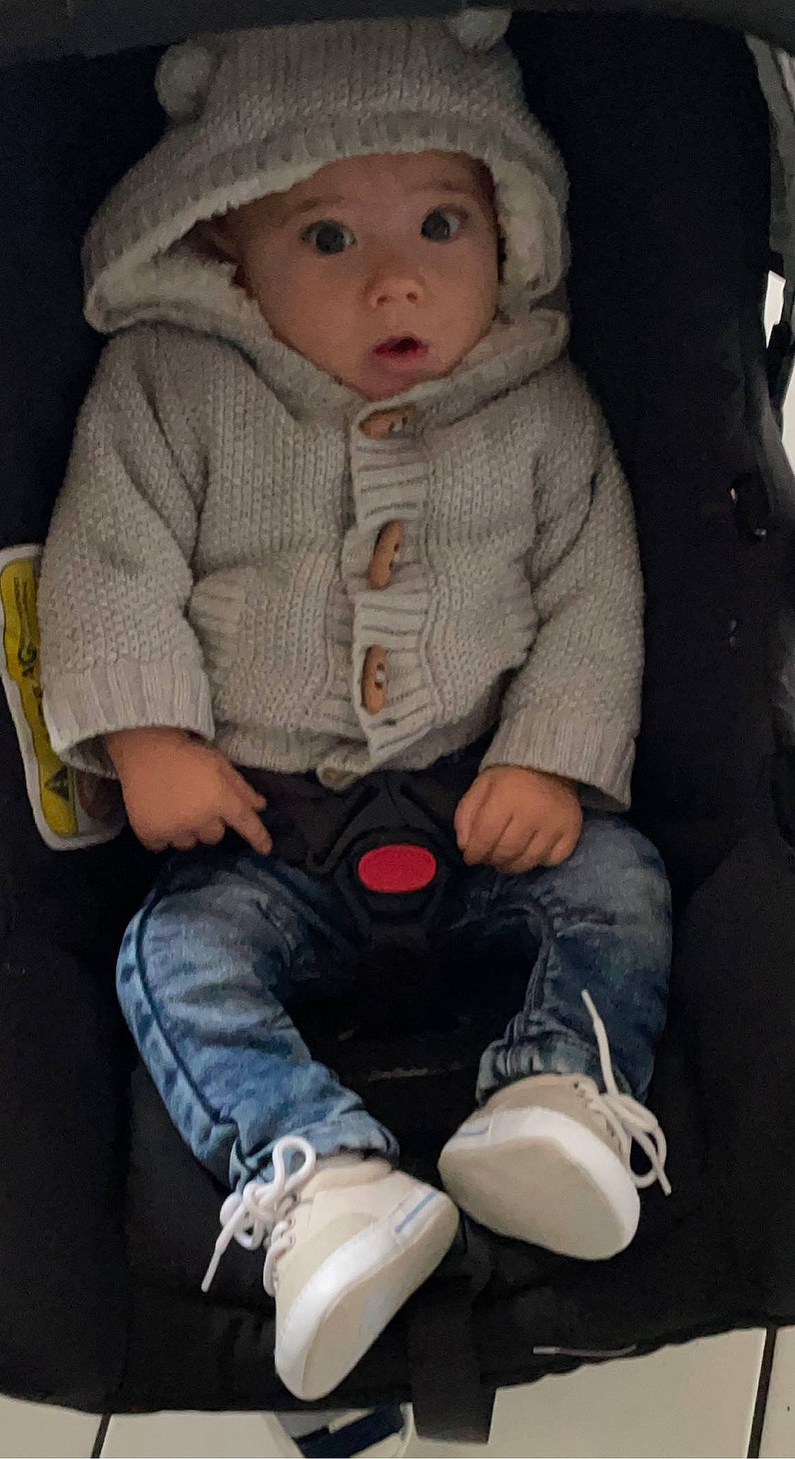 Juliann a rejoint le concours — aidez-le/la à gagner de superbes lots ! baby, baby_toddler_clothing, cap, cheek, clothing, comfort, cool, head, headwear, human, jeans, leg, lip, nose, organ, outerwear, person, skin, sleeve, surprise