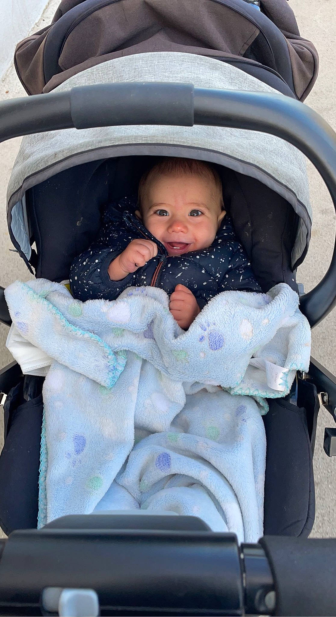 Juliann participe au concours pour gagner de l'argent avec cette photo : auto_part, automotive_design, automotive_exterior, baby, baby_carriage, baby_products, baby_safety, baby_toddler_clothing, car_seat, child, comfort, flash_photography, hat, infant_bed, motor_vehicle, person, sitting, smile, toddler, vehicle