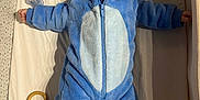 Alessio a rejoint le concours — aidez-le/la à gagner de superbes lots ! baby, sleeping, onesie, blue, crib, pacifier, soft_toy, plush, infant, cozy, child, cute, toddler, sleep, bed, blanket, toy, comfort, pajamas, rest