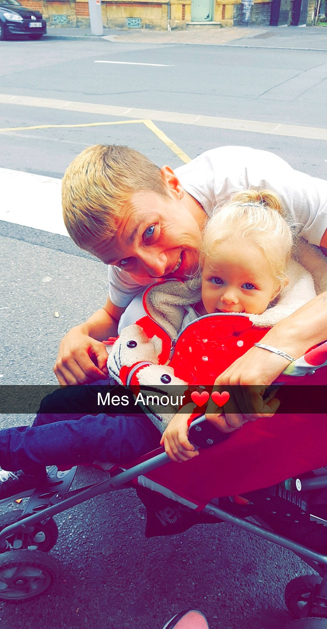 Clara a rejoint le concours — aidez-le/la à gagner de superbes lots ! car, child, fun, girl, happiness, joy, leisure, person, pink, play, product, red, skin, toddler, vacation