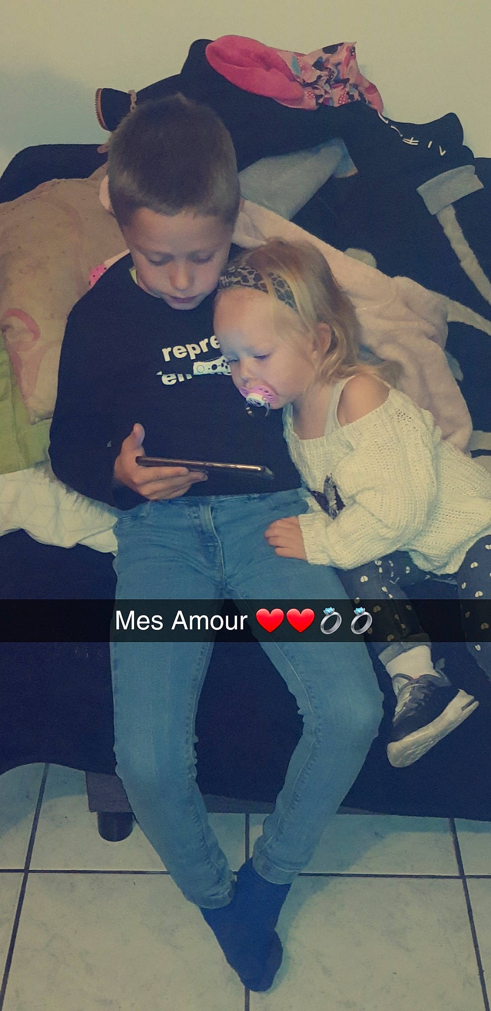 Clara participe au concours pour gagner de l'argent avec cette photo : arm, blue, boy, child, cool, day, emotion, fun, girl, head, human_body, interaction, male, person, photograph, product, red, sitting, snapshot, toddler