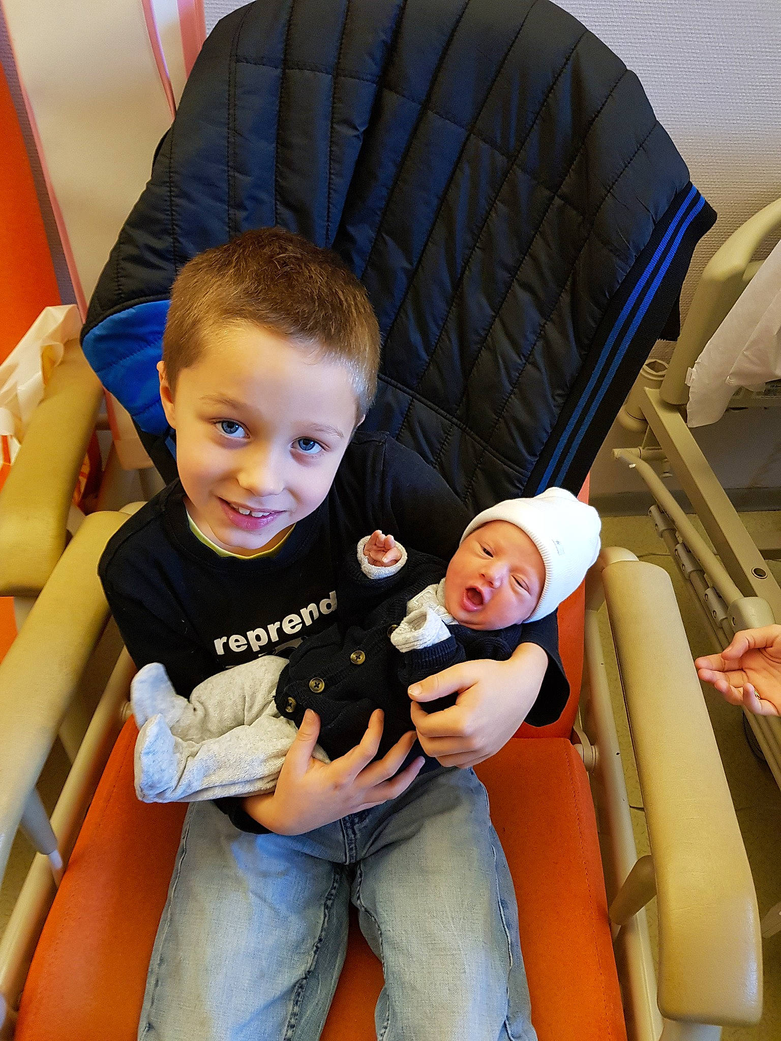 Salomé a rejoint le concours — aidez-le/la à gagner de superbes lots ! baby_carriage, baby_products, car_seat, child, fun, headwear, infant, joy, person, product, sitting, toddler