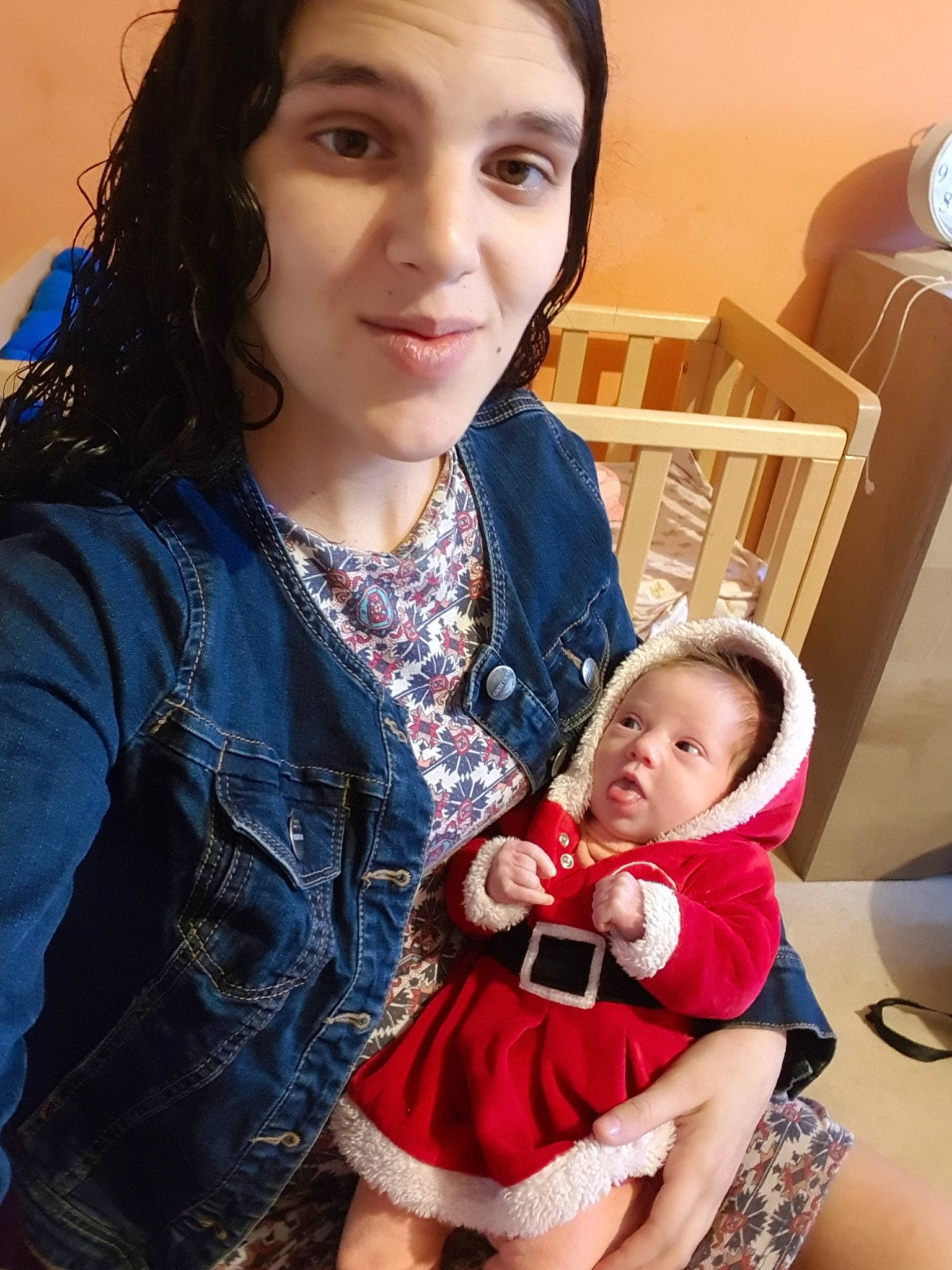 Salomé a rejoint le concours — aidez-le/la à gagner de superbes lots ! abdomen, baby_products, brown_hair, child, daughter, day, fun, girl, infant, leg, mother, person, product, shoulder, skin, smile, textile, toddler, trunk