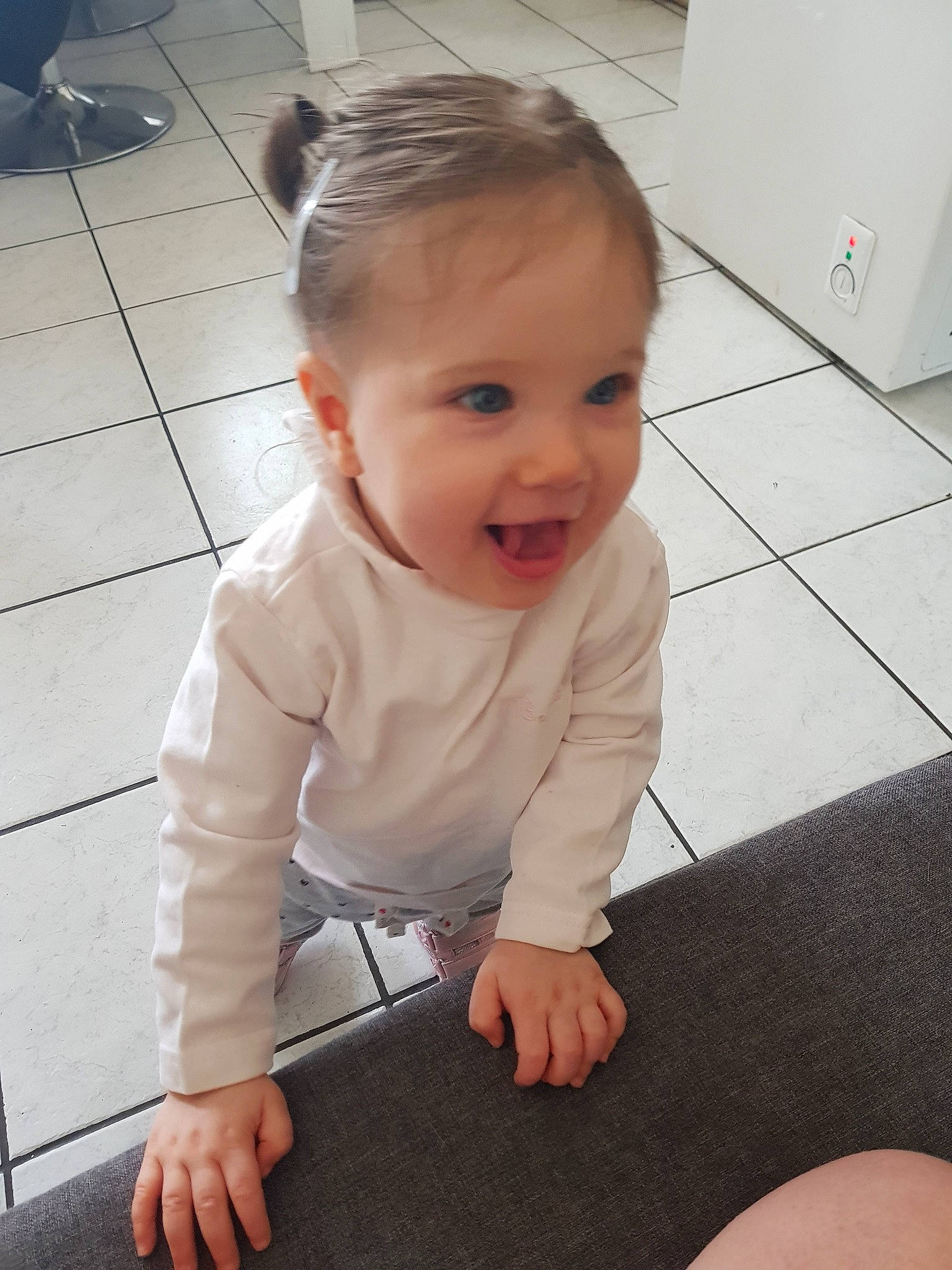 Salomé a rejoint le concours — aidez-le/la à gagner de superbes lots ! baby, cheek, child, floor, flooring, head, leg, person, sitting, skin, toddler