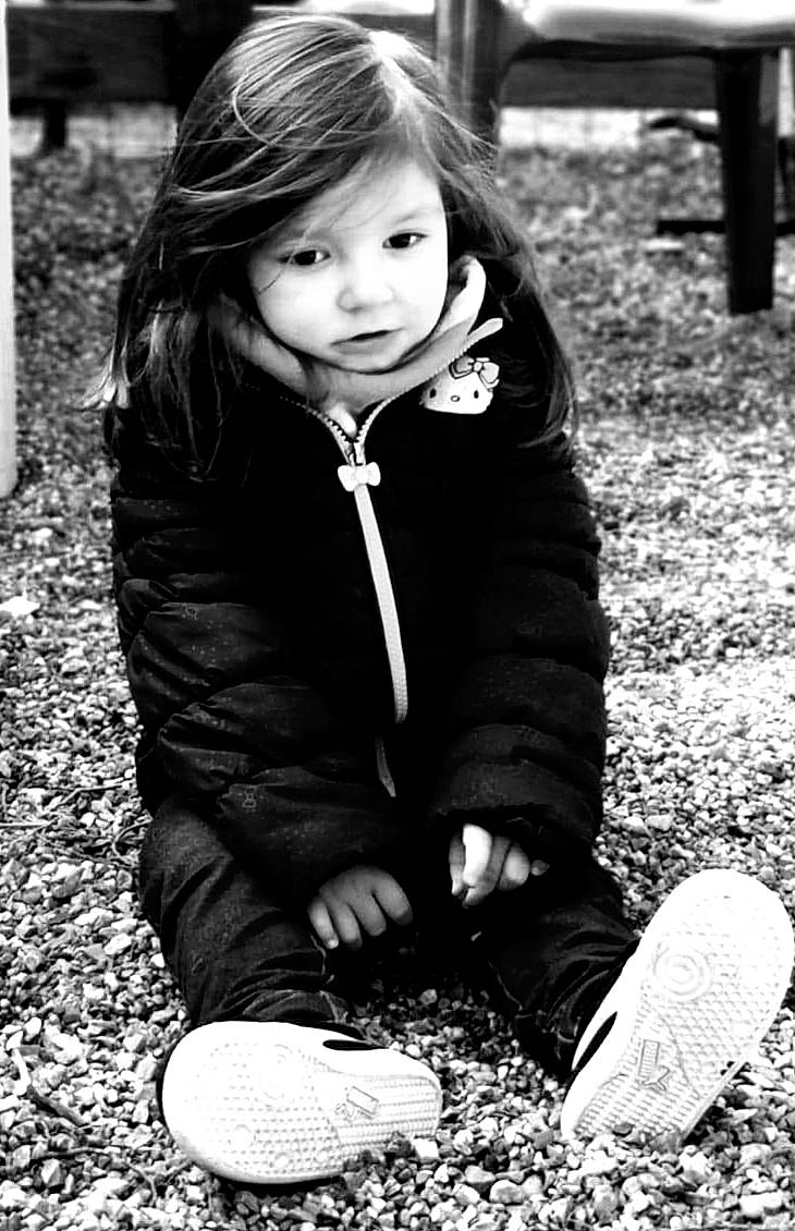 Roxanne a rejoint le concours — aidez-le/la à gagner de superbes lots ! black_and_white, child, child_model, eye, grass, monochrome, monochrome_photography, person, photograph, photography, plant, play, portrait_photography, sitting, smile, snapshot, stock_photography, style, toddler, tree