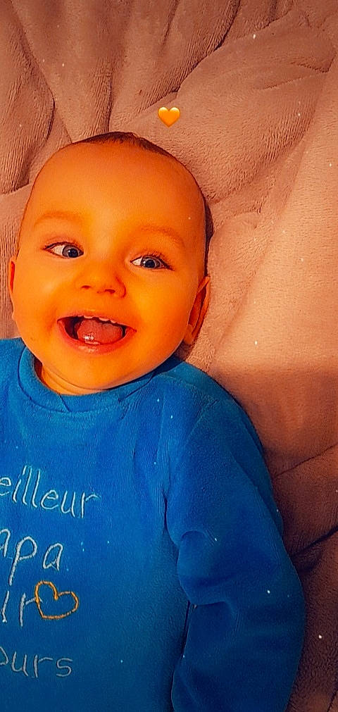 Lenzo a rejoint le concours — aidez-le/la à gagner de superbes lots ! azure, baby, baby_toddler_clothing, cheek, eye, eyebrow, forehead, hair, happy, human_body, iris, lip, mouth, neck, nose, orange, person, skin, sleeve, smile