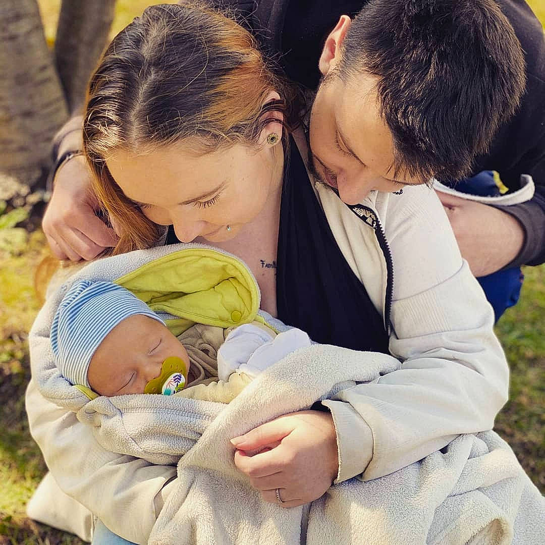 Lenzo participe au concours pour gagner de l'argent avec cette photo : baby, baby_products, child, event, facial_expression, fun, gesture, grass, happy, hug, leisure, people_in_nature, person, product, recreation, sitting, skin, spring, toddler, tree