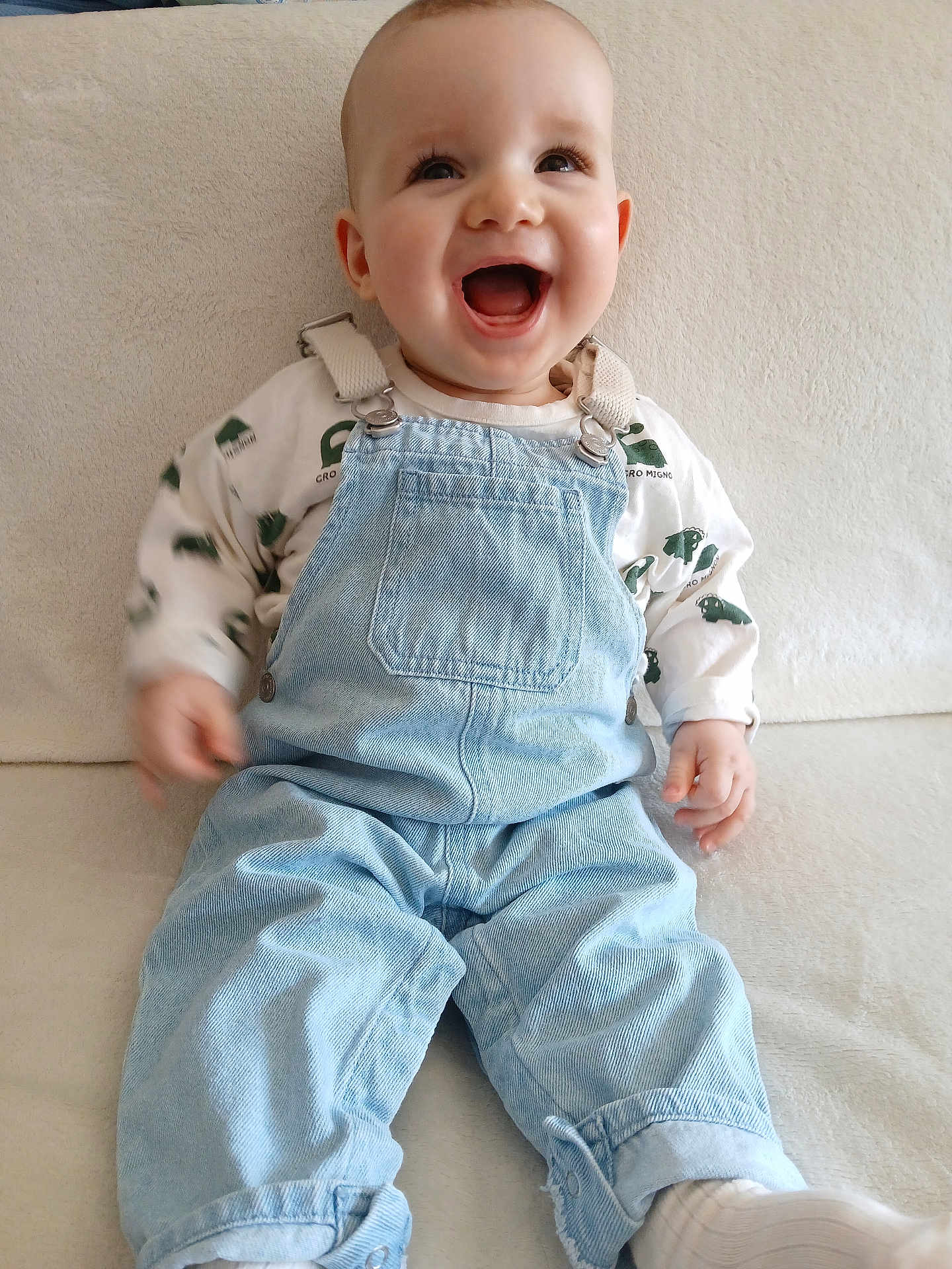 Sohan a rejoint le concours — aidez-le/la à gagner de superbes lots ! baby, infant, smiling, laughing, overalls, denim, onesie, sitting, couch, blanket, happy, face, eyes, mouth, hands, feet, portrait, child, indoor, playful