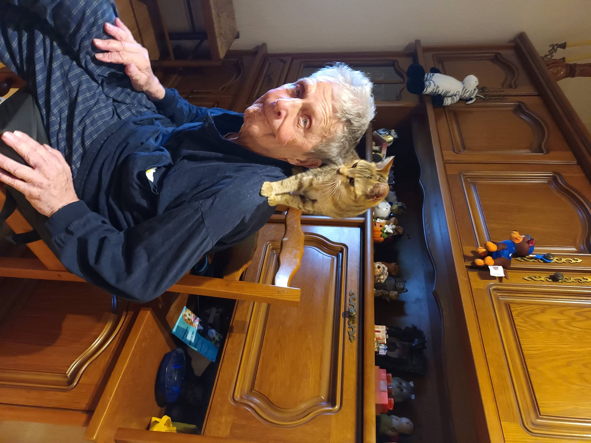 Belle participe au concours pour gagner de l'argent avec cette photo : cabinetry, comfort, cupboard, door, fun, hardwood, human_leg, knee, lap, picture_frame, room, sitting, varnish, wood, wood_stain, wrist