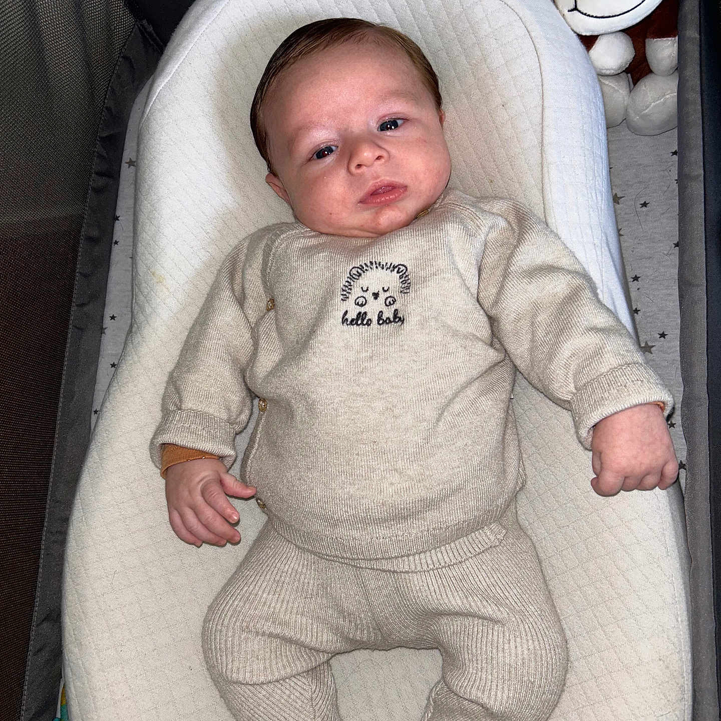 Ayden a rejoint le concours — aidez-le/la à gagner de superbes lots ! baby, bed, blanket, bodypart, clothing, couch, cradle, crib, face, furniture, head, infantbed, knitwear, longsleeve, person, photography, portrait, sleeve, sweater, toy