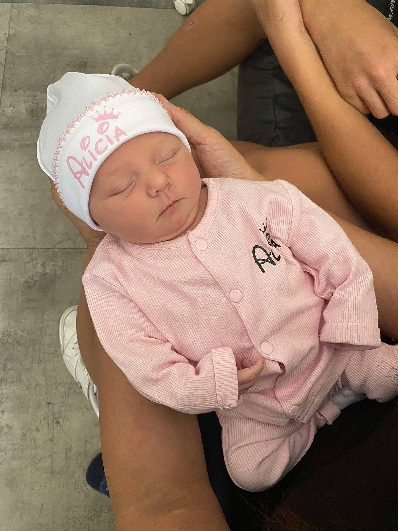 Alicia a rejoint le concours — aidez-le/la à gagner de superbes lots ! abdomen, baby, baby_sleeping, baby_toddler_clothing, cap, chest, comfort, elbow, eye, finger, gesture, hat, headwear, human_body, joint, mouth, neck, person, skin, stomach
