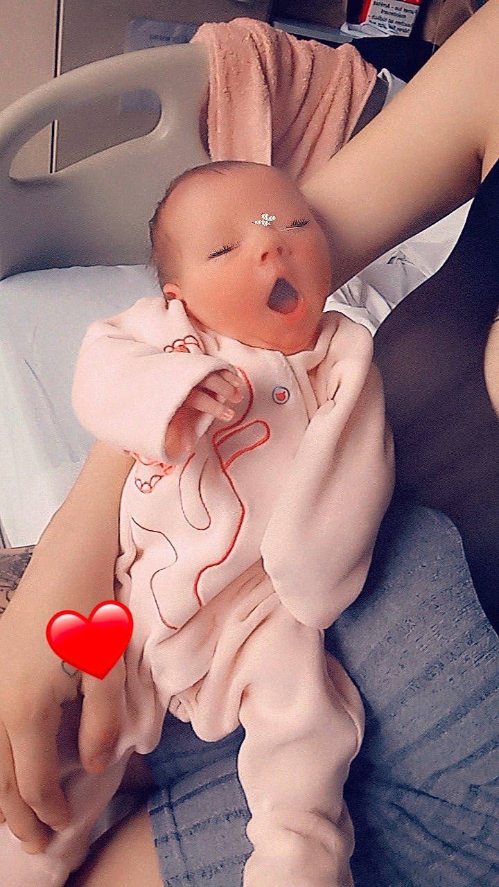 Alicia participe au concours pour gagner de l'argent avec cette photo : arm, baby, cheek, comfort, finger, gesture, hand, head, human_body, joint, lip, mouth, muscle, nail, nose, person, pink, skin, stomach, textile