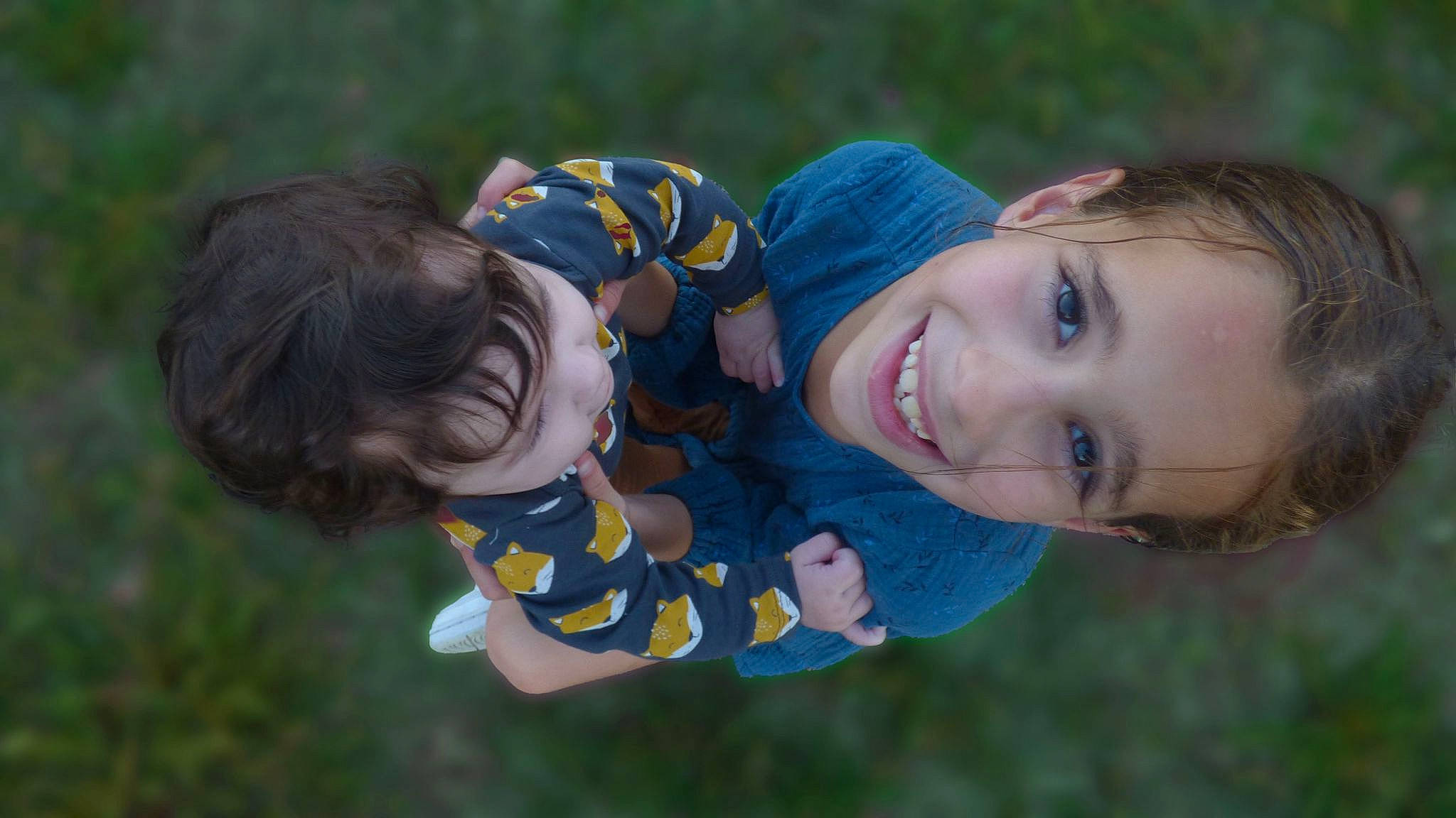 Leína participe au concours pour gagner de l'argent avec cette photo : baby, baby_toddler_clothing, child, eye, fun, grass, grassland, happy, iris, joy, leisure, meadow, nose, people_in_nature, person, plant, recreation, sitting, skin, smile