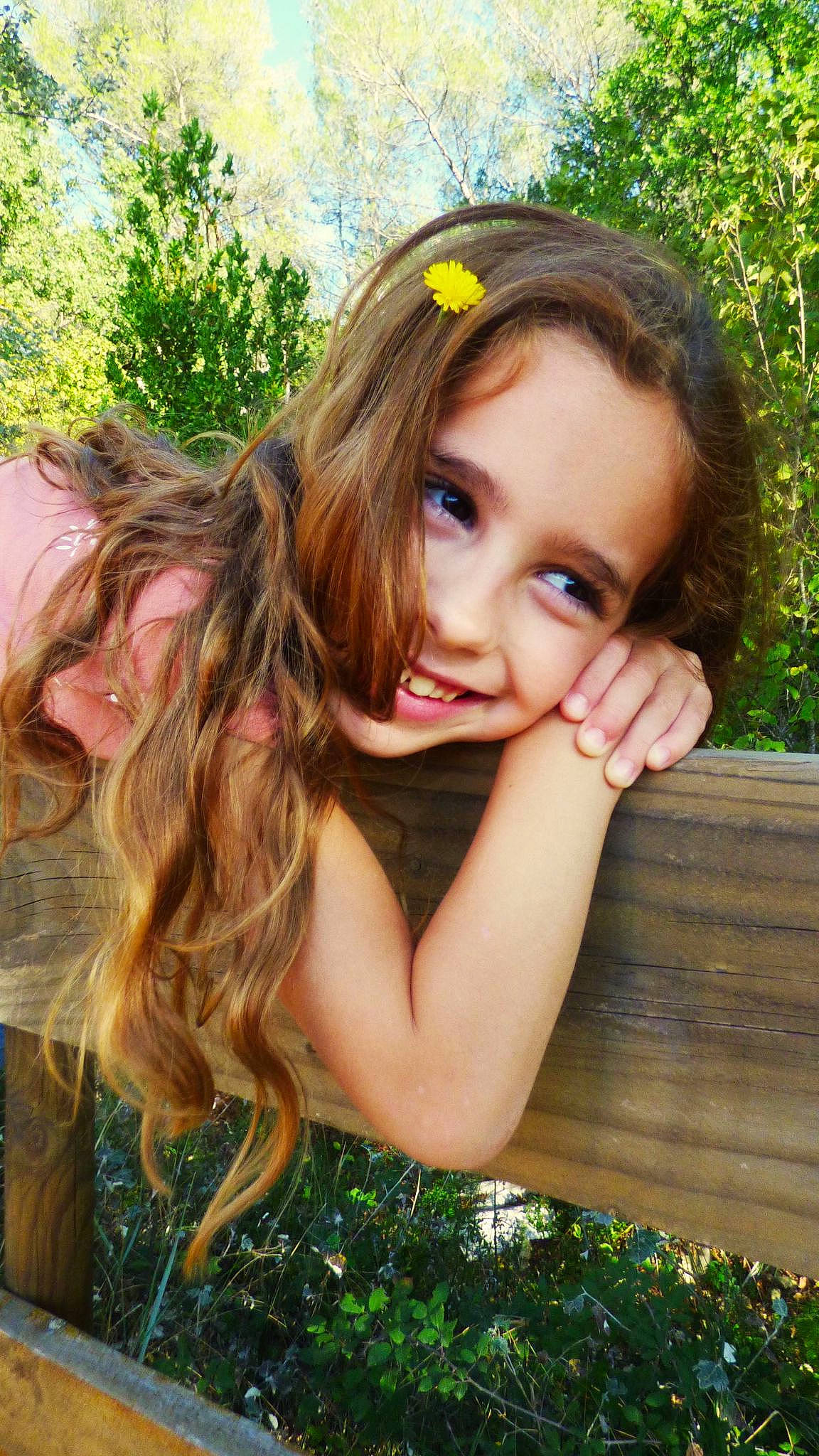 Leína participe au concours pour gagner de l'argent avec cette photo : dress, eyelash, grass, hair, hairstyle, hand, happy, head, iris, joy, leaf, lip, people_in_nature, person, plant, shoulder, skin, smile, standing, sunlight
