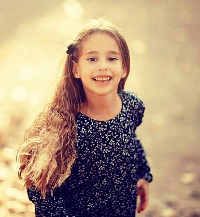 Leína participe au concours pour gagner de l'argent avec cette photo : brown_hair, child, cool, electric_blue, flash_photography, fun, gesture, grass, happy, iris, joy, lip, long_hair, meteorological_phenomenon, pattern, people_in_nature, person, plant, sleeve, smile