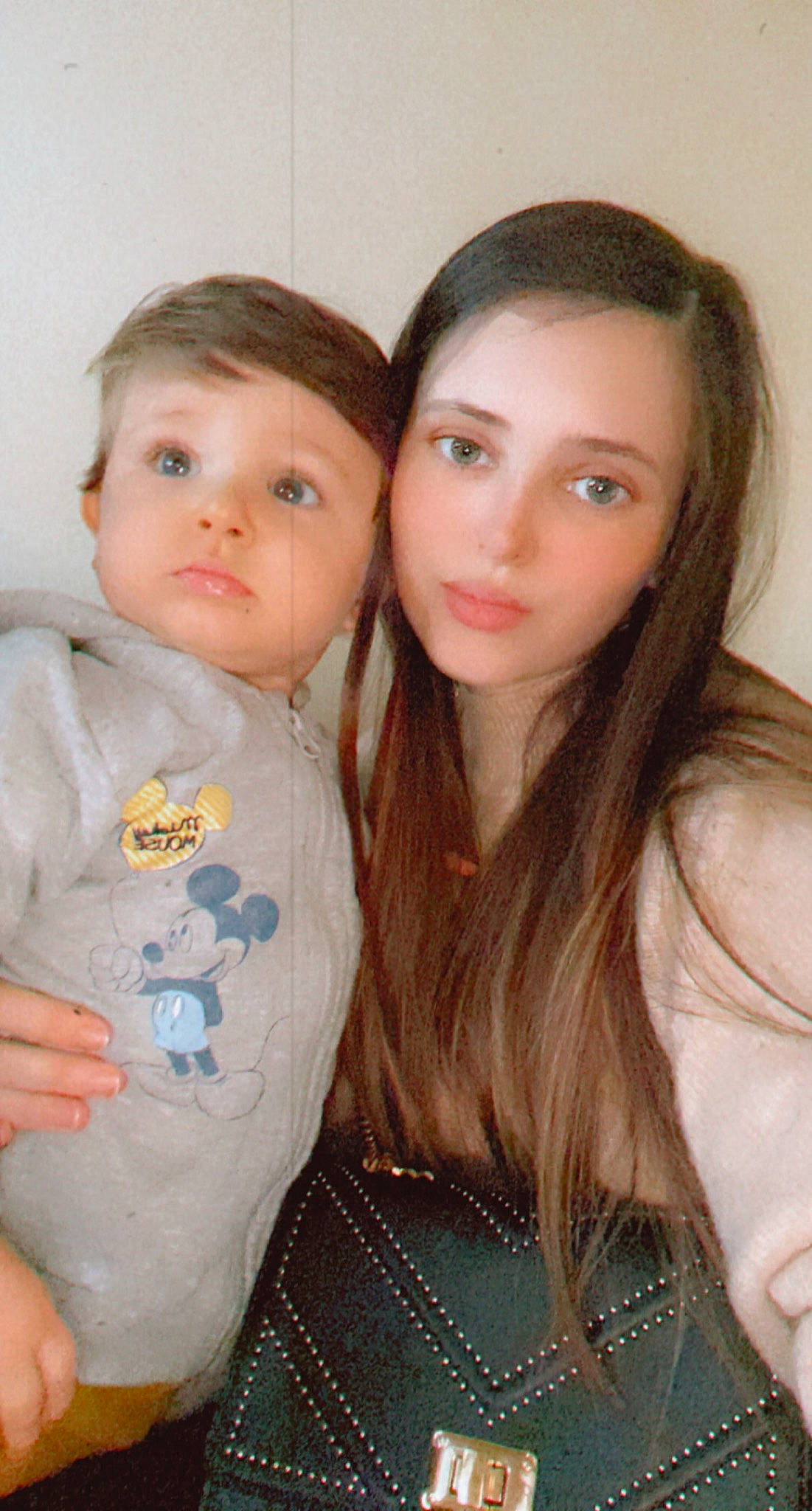 Maylann participe au concours pour gagner de l'argent avec cette photo : baby_toddler_clothing, brown_hair, cheek, chin, eye, eyebrow, eyelash, facial_expression, forehead, gesture, hairstyle, happy, iris, lip, neck, nose, people, person, shoulder, skin