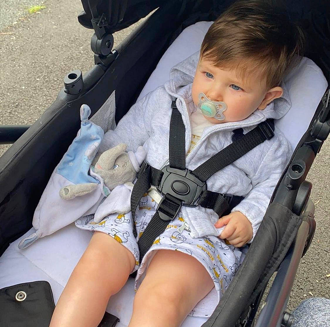 Maylann a rejoint le concours — aidez-le/la à gagner de superbes lots ! auto_part, baby, baby_carriage, baby_products, baby_toddler_clothing, car_seat, chair, child, comfort, facial_expression, human_leg, knee, lap, leg, person, seat_belt, shorts, sitting, steering_wheel, thigh