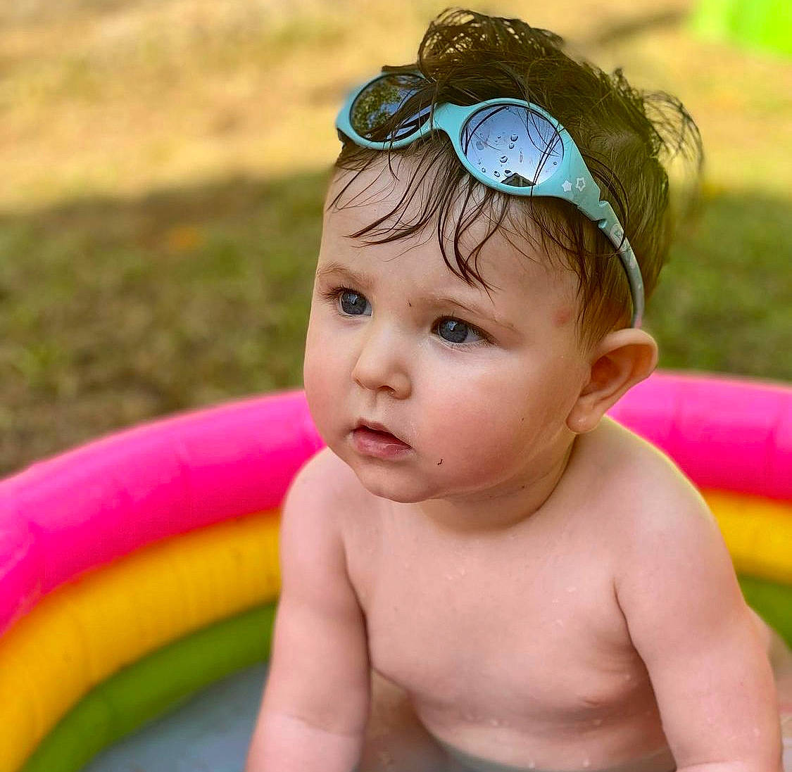 Maylann participe au concours pour gagner de l'argent avec cette photo : baby_bathing, bathing, child, eyewear, facial_expression, fun, goggles, grass, happy, headpiece, headwear, leisure, organ, person, personal_protective_equipment, pink, recreation, skin, sunglasses, toddler