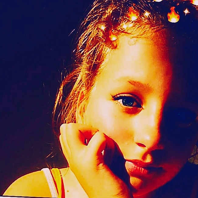 Elisa participe au concours pour gagner de l'argent avec cette photo : beauty, cheek, chin, close_up, cool, eye, eyebrow, face, forehead, hair, hairstyle, hand, head, light, lip, mouth, nose, organ, sky, yellow