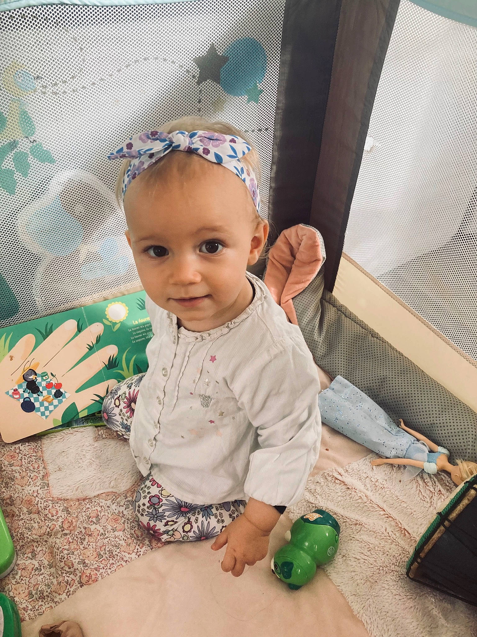 Rose participe au concours pour gagner de l'argent avec cette photo : baby, baby_products, baby_toddler_clothing, child, comfort, fashion_accessory, flooring, fun, grass, happy, headband, headpiece, pattern, person, product, sitting, skin, sleeve, textile, toddler