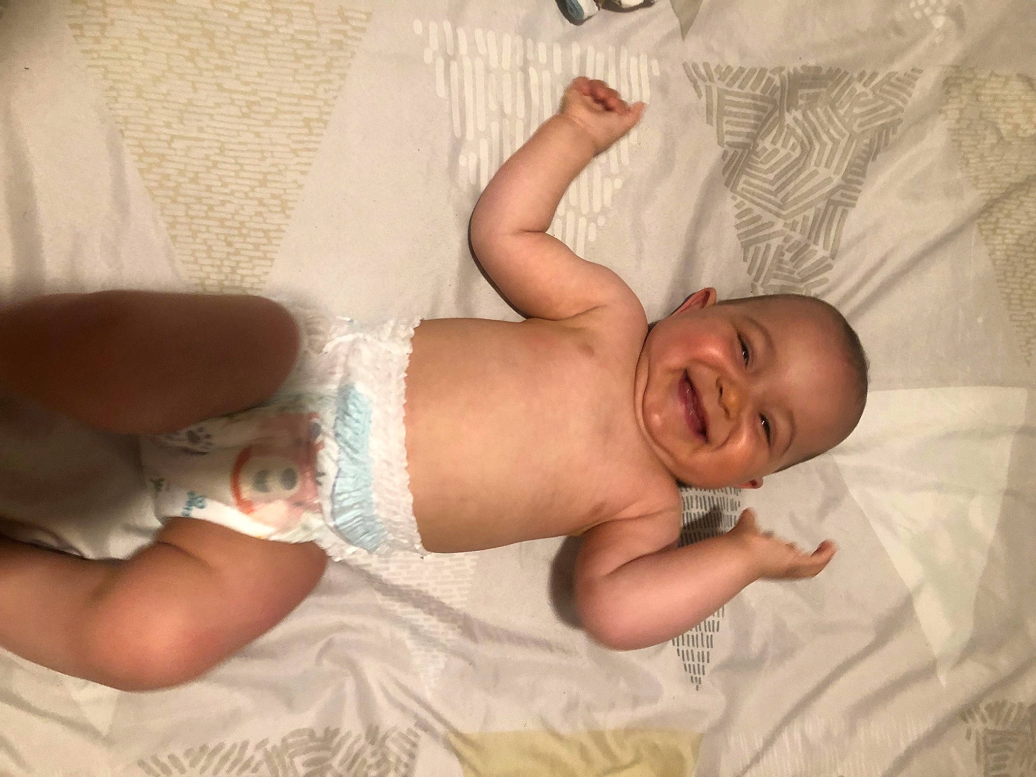 Lïana participe au concours pour gagner de l'argent avec cette photo : abdomen, baby, chest, child, comfort, diaper, finger, head, human_body, joy, leg, mammal, mouth, muscle, person, skin, smile, stomach, textile, thigh