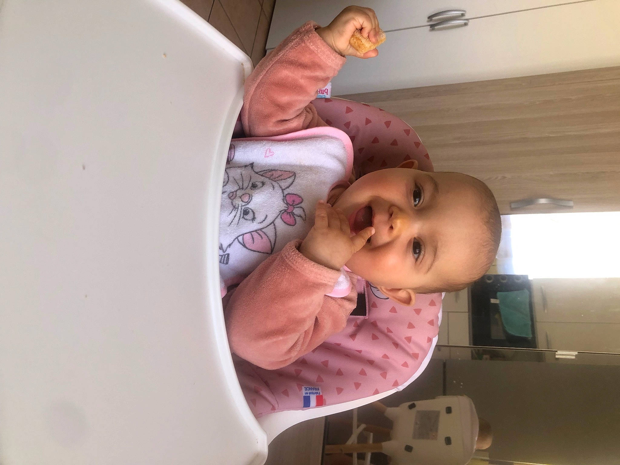 Lïana participe au concours pour gagner de l'argent avec cette photo : baby, baby_products, baby_toddler_clothing, chair, child, comfort, elbow, face, fun, happy, person, room, sitting, smile, toddler