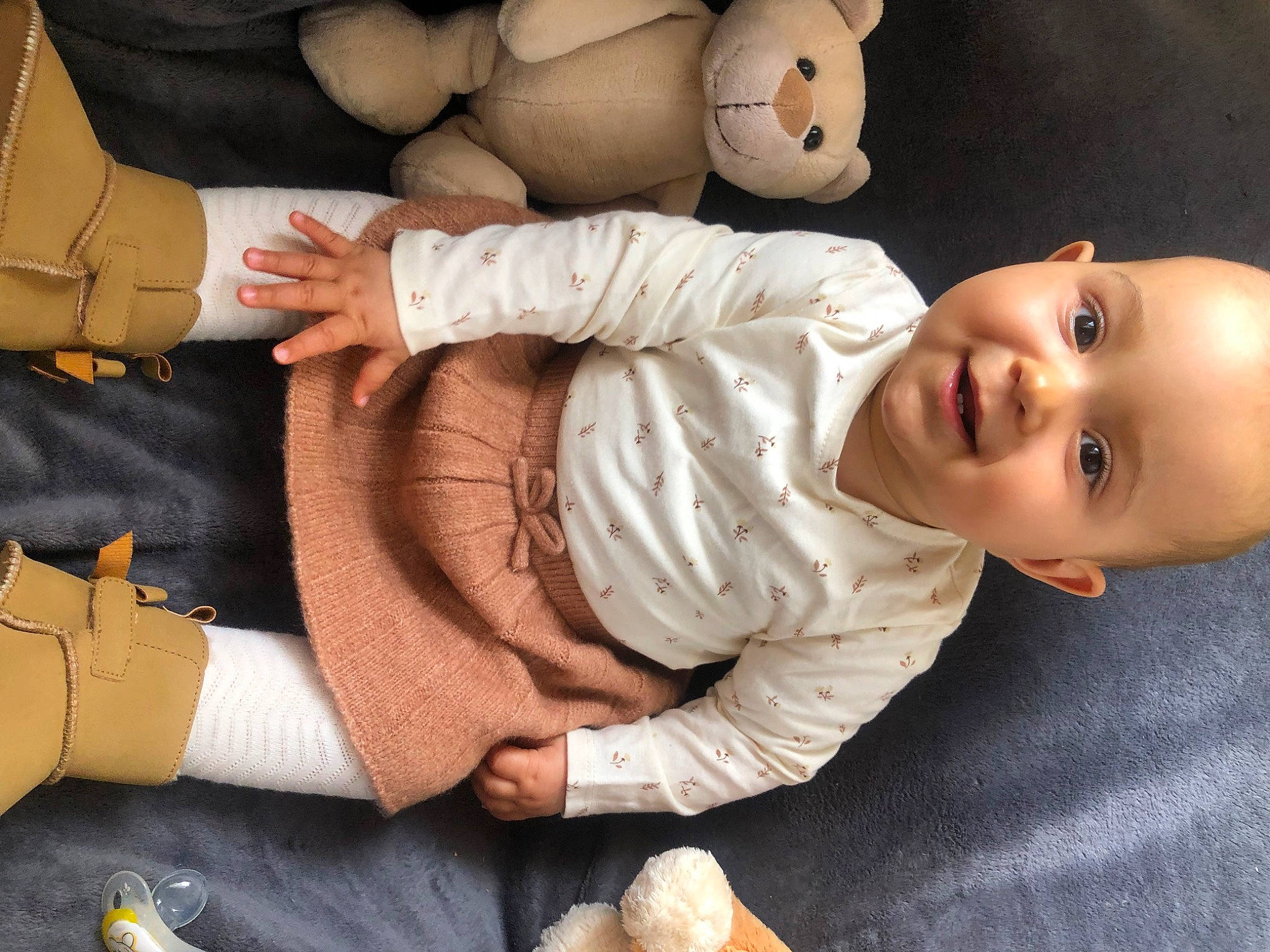 Lïana a rejoint le concours — aidez-le/la à gagner de superbes lots ! baby, baby_toddler_clothing, cheek, comfort, facial_expression, finger, gesture, hand, human_body, joy, mammal, mouth, nose, organ, person, skin, sleeve, smile, textile, vertebrate